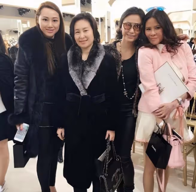 何超瓊與名媛姐妹合影獨坐C位,氣強太過強大碾壓了眾姐妹