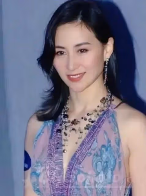 何超瓊與名媛姐妹合影獨坐C位,氣強太過強大碾壓了眾姐妹