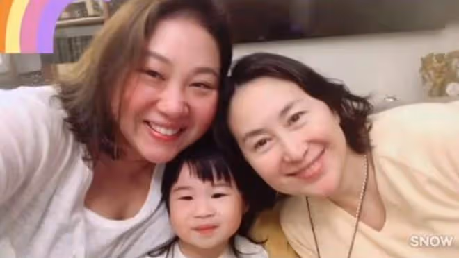 何超瓊與名媛姐妹合影獨坐C位,氣強太過強大碾壓了眾姐妹