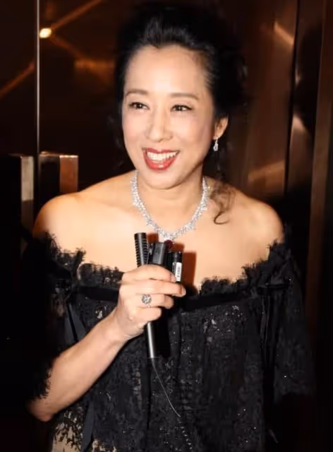 64歲朱玲玲再當奶奶,兒媳生娃獎勵過億元,模樣很像郭晶晶