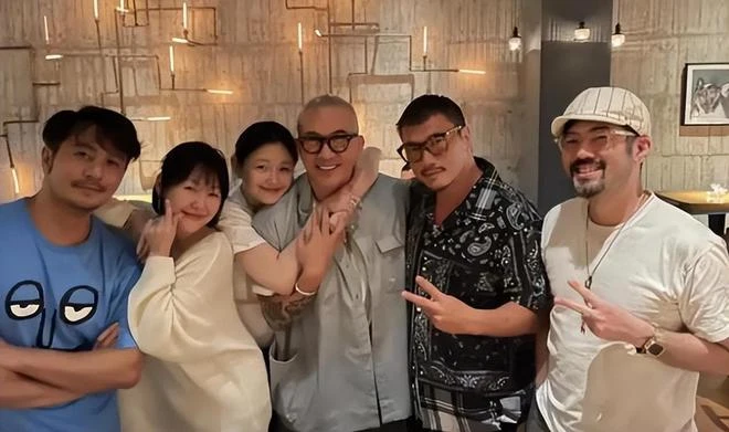 大S最新露面相當喜人,挽著具俊曄的脖子甜笑,夫妻很恩愛