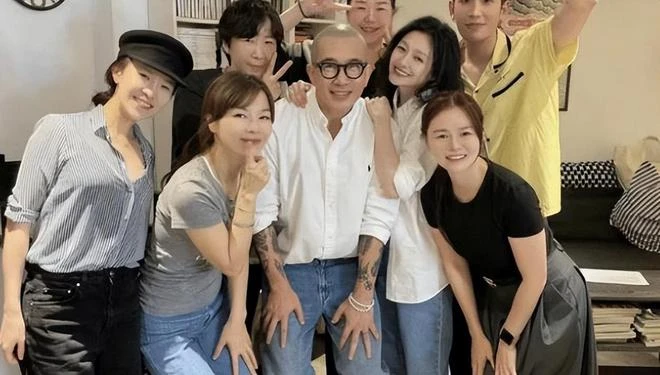 大S最新露面相當喜人,挽著具俊曄的脖子甜笑,夫妻很恩愛
