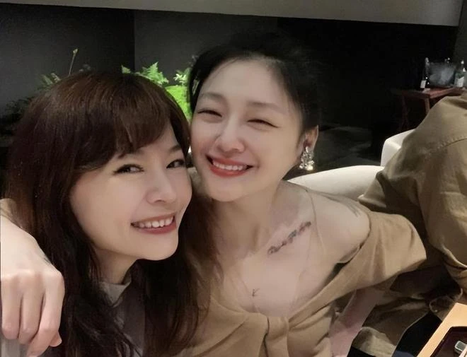 大S最新露面相當喜人,挽著具俊曄的脖子甜笑,夫妻很恩愛