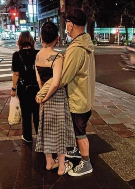 大S最新露面相當喜人,挽著具俊曄的脖子甜笑,夫妻很恩愛