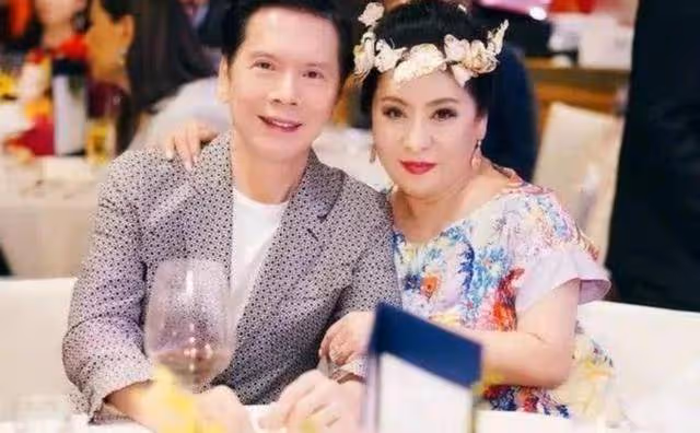 向太情人節前與74歲丈夫隔空親吻，自稱害羞真甜蜜，給向佐當榜樣