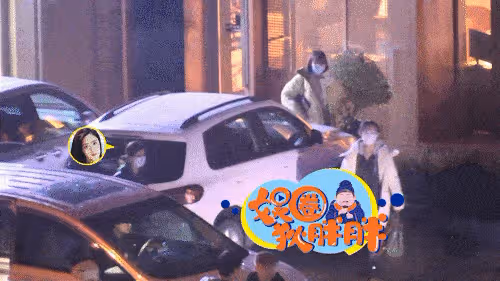 蔣欣春節後不胖反瘦,情人節前夕與友人聚餐,穿「鯊魚褲」秀長腿