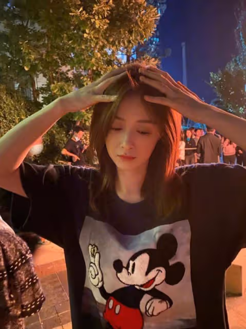 蔣欣春節後不胖反瘦，情人節前夕與友人聚餐，穿「鯊魚褲」秀長腿