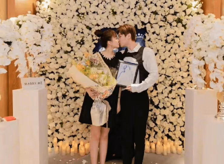 趙本山女兒情人節官宣結婚,曬結婚證隔空表白老公,證件照顯恩愛