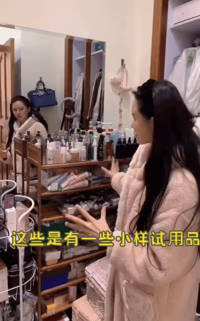 54歲伊能靜素顏近況曝光!自曝做過醫美,皮膚白嫩狀態似少女