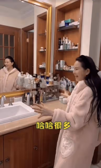 54歲伊能靜素顏近況曝光!自曝做過醫美,皮膚白嫩狀態似少女