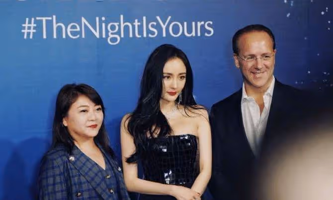33歲楊冪還如此撩人?穿蛇皮裙時尚現身,最有女人味的女星!