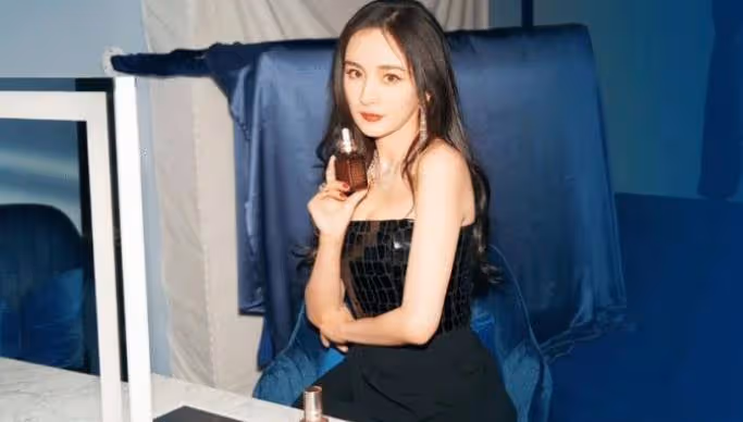 33歲楊冪還如此撩人?穿蛇皮裙時尚現身,最有女人味的女星!