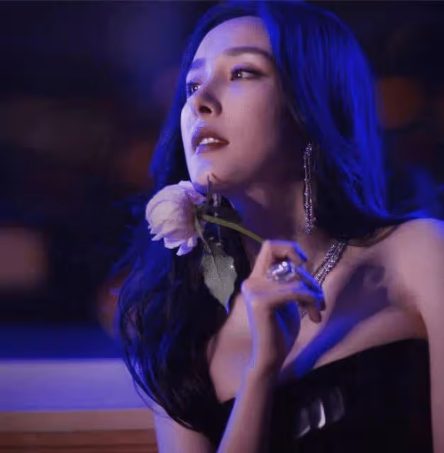 33歲楊冪還如此撩人?穿蛇皮裙時尚現身,最有女人味的女星!