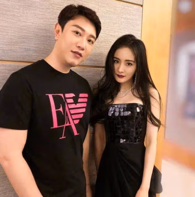 33歲楊冪還如此撩人?穿蛇皮裙時尚現身,最有女人味的女星!