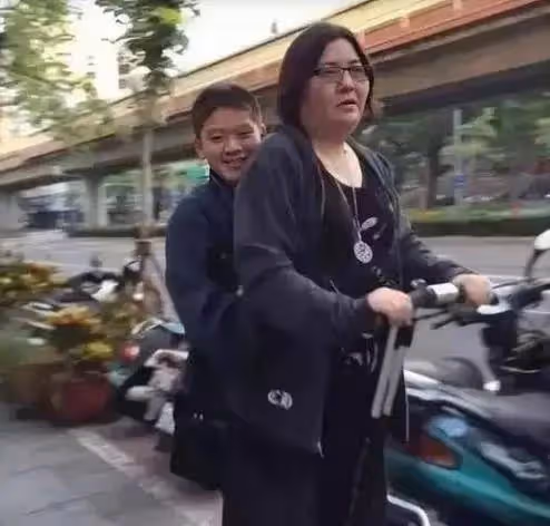 人設漸崩!李靚蕾指責王力宏消費孩子,邱黎寬懟其拿孩子當人質