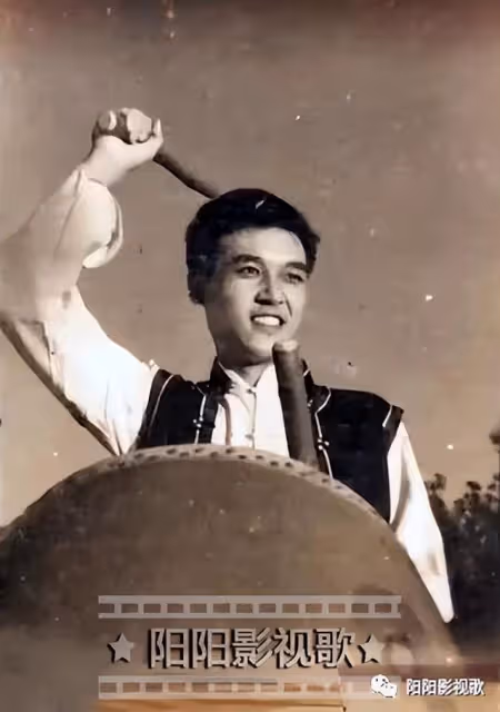 達式常英俊男星,為拍好戲險些喪命,如今80歲近照曝光面容慈祥