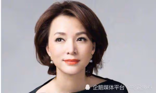 2014年,董卿專程去美國生孩子,讓兒子自動獲得美國國籍。面對質疑,董卿回答:為了讓孩子能夠受到更好地教育,更方便弘揚中華文化