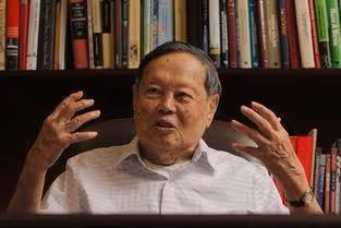 2014年,董卿專程去美國生孩子,讓兒子自動獲得美國國籍。面對質疑,董卿回答:為了讓孩子能夠受到更好地教育,更方便弘揚中華文化
