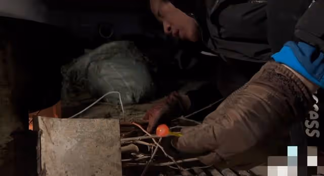 《狂飆》老默用農村土灶做魚!熟練燒柴刮魚鱗,家徒四壁環境破舊