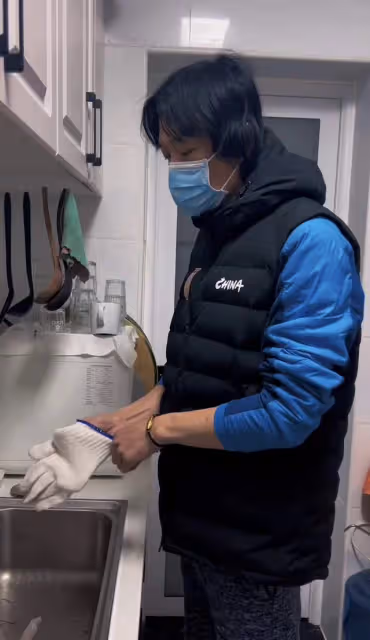 《狂飆》老默用農村土灶做魚!熟練燒柴刮魚鱗,家徒四壁環境破舊