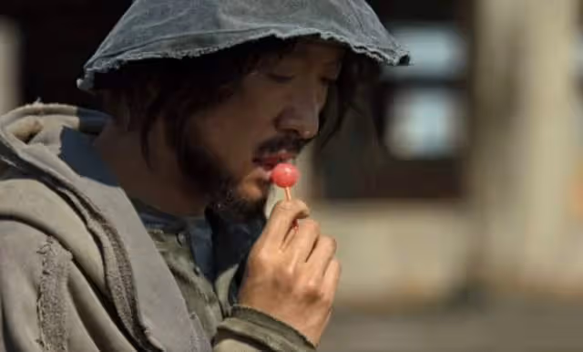 《狂飆》老默用農村土灶做魚!熟練燒柴刮魚鱗,家徒四壁環境破舊