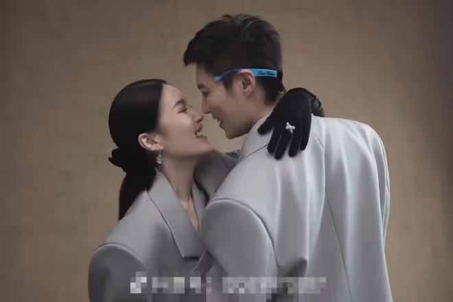 趙本山女兒官宣領證結婚，男方外形俊朗身材健碩，拍照接吻太甜蜜