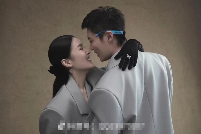 趙本山女兒官宣領證結婚,男方外形俊朗身材健碩,拍照接吻太甜蜜