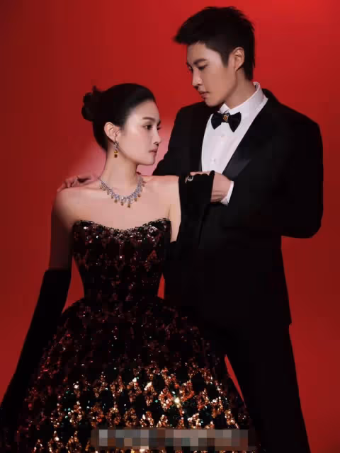 趙本山女兒官宣領證結婚，男方外形俊朗身材健碩，拍照接吻太甜蜜