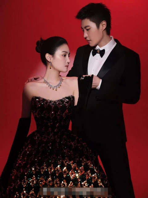 趙本山女兒官宣領證結婚,男方外形俊朗身材健碩,拍照接吻太甜蜜