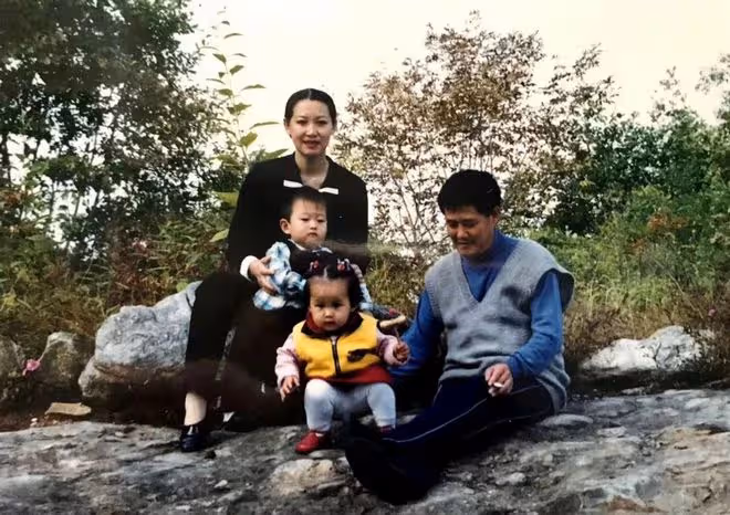 趙本山女兒官宣領證結婚,男方外形俊朗身材健碩,拍照接吻太甜蜜