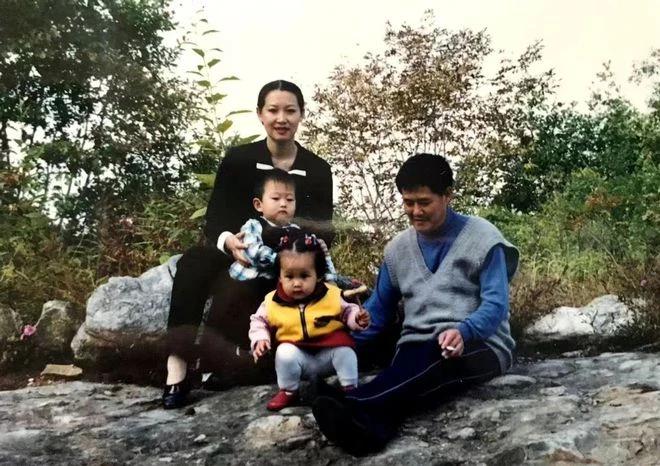 趙本山女兒官宣領證結婚,男方外形俊朗身材健碩,拍照接吻太甜蜜