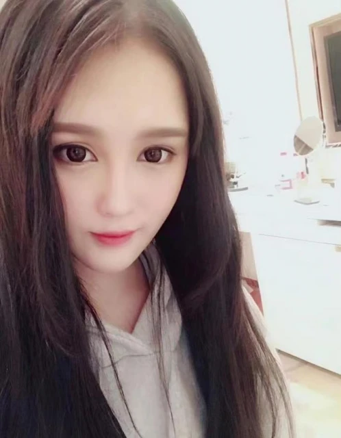 趙本山女兒官宣領證結婚,男方外形俊朗身材健碩,拍照接吻太甜蜜