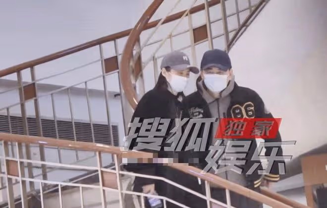 陳建斌夫婦親密逛街如熱戀!蔣勤勤背5萬包,素顏蠟黃起斑顯滄桑