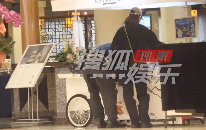 陳建斌夫婦親密逛街如熱戀!蔣勤勤背5萬包,素顏蠟黃起斑顯滄桑