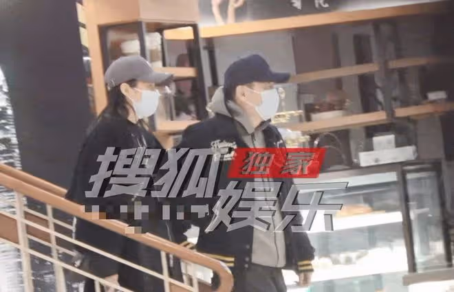 陳建斌夫婦親密逛街如熱戀!蔣勤勤背5萬包,素顏蠟黃起斑顯滄桑