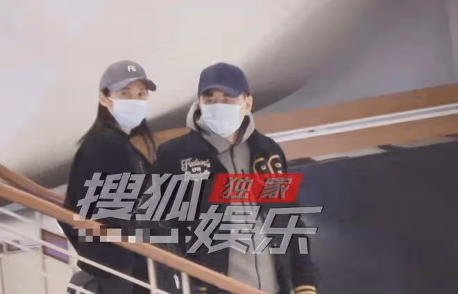 陳建斌夫婦親密逛街如熱戀!蔣勤勤背5萬包,素顏蠟黃起斑顯滄桑