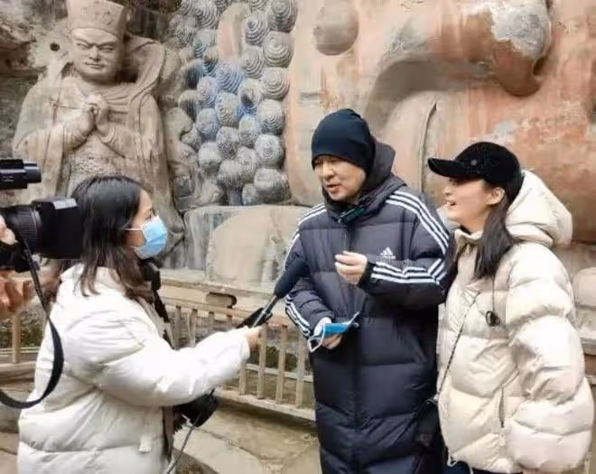 陳建斌夫婦親密逛街如熱戀!蔣勤勤背5萬包,素顏蠟黃起斑顯滄桑