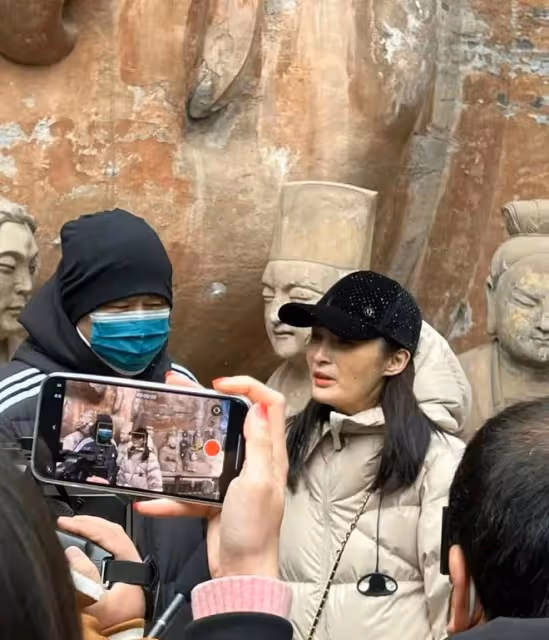 陳建斌夫婦親密逛街如熱戀!蔣勤勤背5萬包,素顏蠟黃起斑顯滄桑