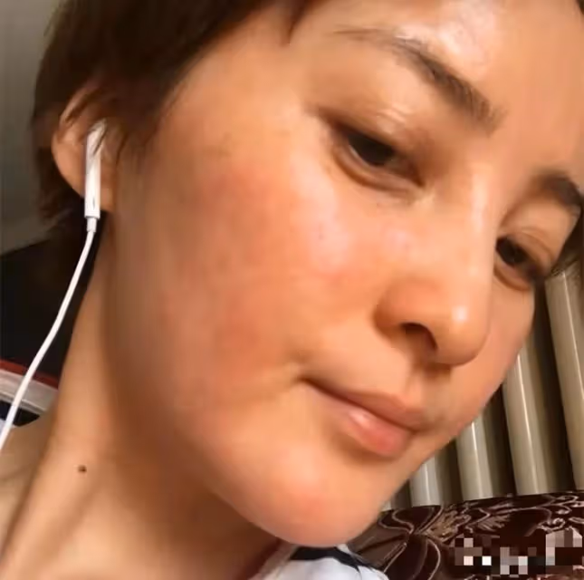 陳建斌夫婦親密逛街如熱戀!蔣勤勤背5萬包,素顏蠟黃起斑顯滄桑