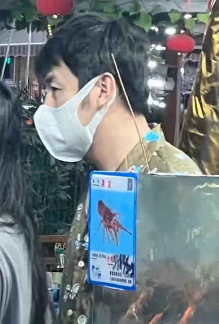 雷佳音:帶老婆三亞度假,夫妻同框被指像父女,曾自稱愛上佟麗婭