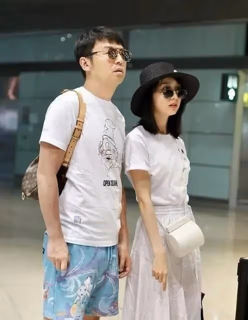 雷佳音:帶老婆三亞度假,夫妻同框被指像父女,曾自稱愛上佟麗婭