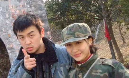 雷佳音：帶老婆三亞度假，夫妻同框被指像父女，曾自稱愛上佟麗婭