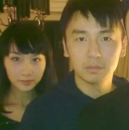 雷佳音：帶老婆三亞度假，夫妻同框被指像父女，曾自稱愛上佟麗婭