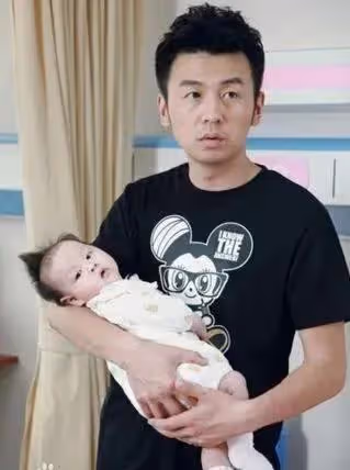 雷佳音：帶老婆三亞度假，夫妻同框被指像父女，曾自稱愛上佟麗婭