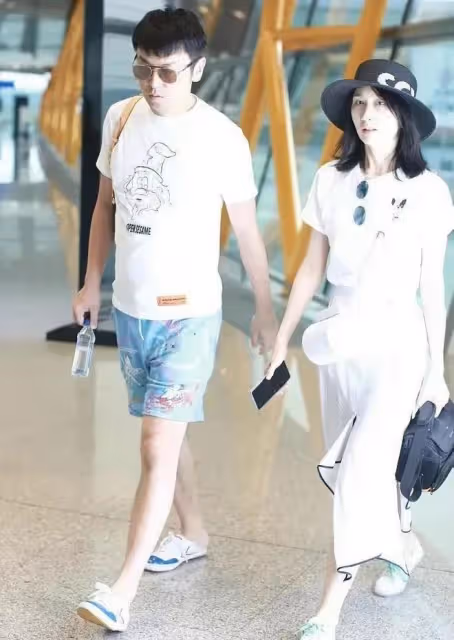 雷佳音：帶老婆三亞度假，夫妻同框被指像父女，曾自稱愛上佟麗婭