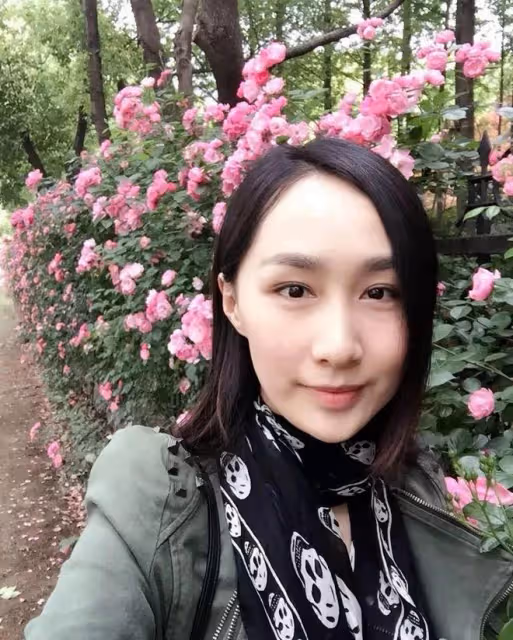 雷佳音：帶老婆三亞度假，夫妻同框被指像父女，曾自稱愛上佟麗婭