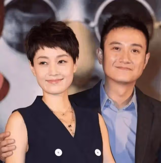 雷佳音：帶老婆三亞度假，夫妻同框被指像父女，曾自稱愛上佟麗婭