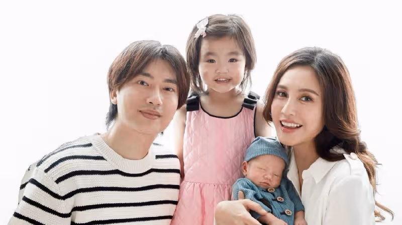 38歲雨僑情人節二胎產子，曬一家四口全家福報喜，剖腹產引熱議