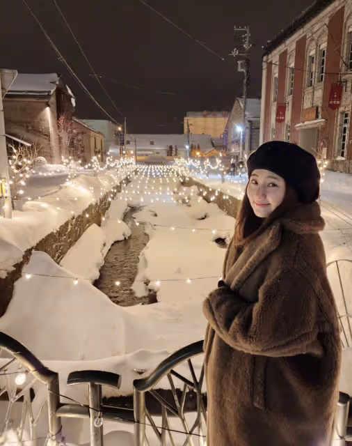 Selina情人節秀恩愛,首曬與男友合影,兩人雪中比心對視好般配