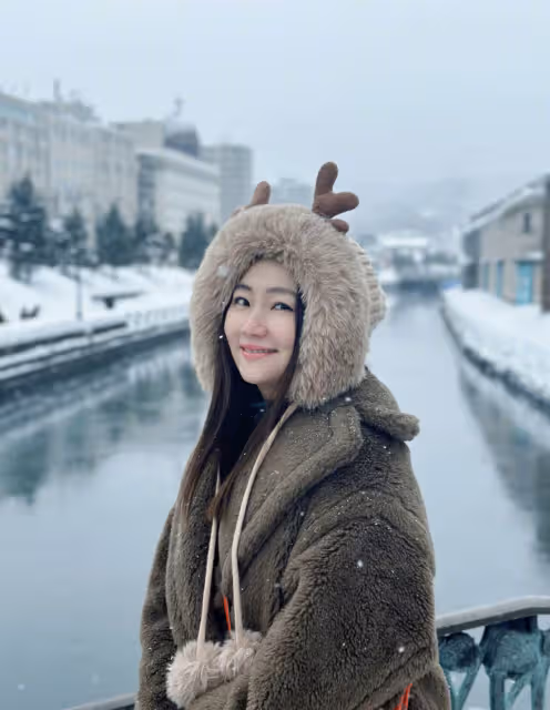 Selina情人節秀恩愛,首曬與男友合影,兩人雪中比心對視好般配